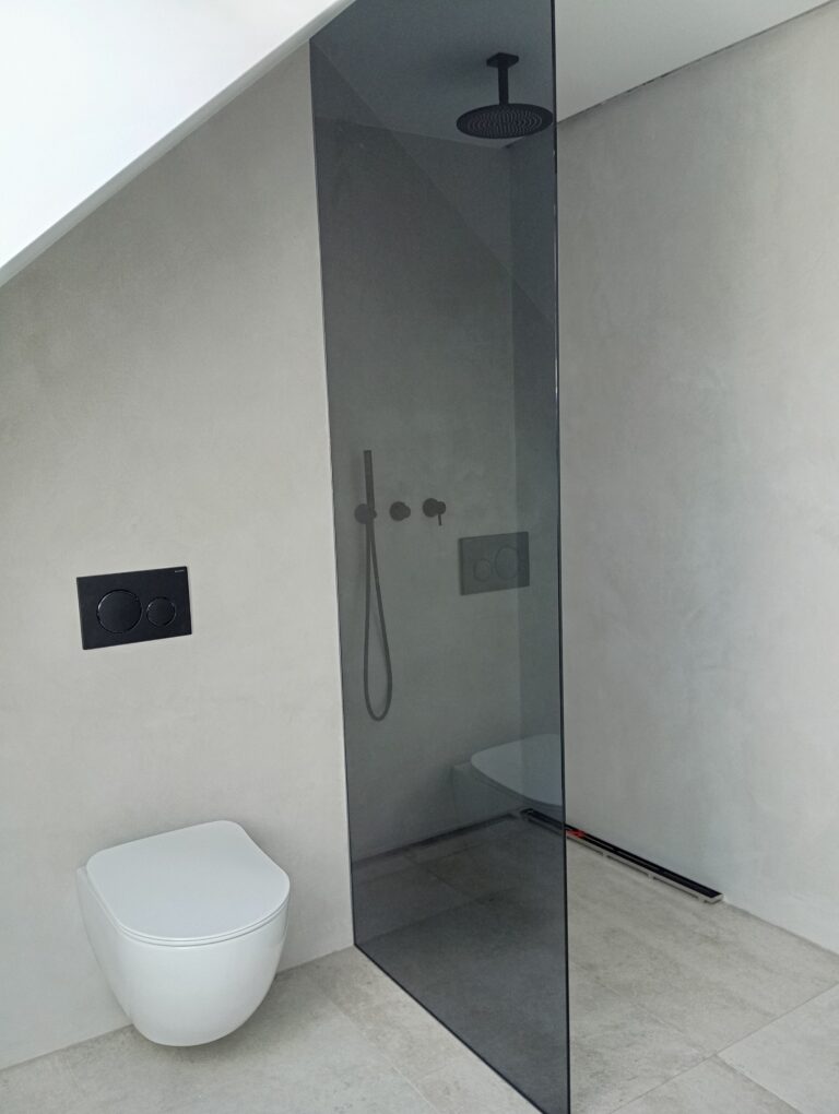 Sprchová zástěna od podlahy po strop