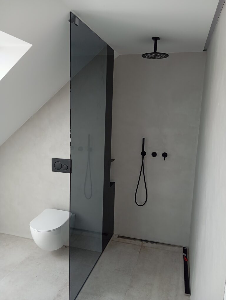 Sprchová zástěna z probarveného skla