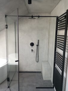 Rohový sprchový kout s dveřmi s černým kováním