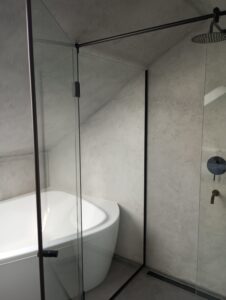 Celoskleněná sprchový kout s černým kováním