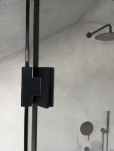 Lakovaný pant na sprchovou zástěnu