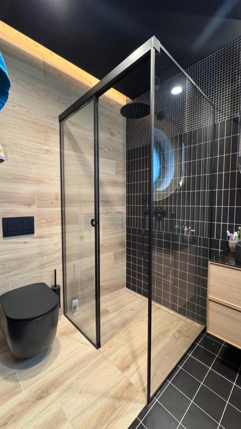 sprchový kout s černými rámy