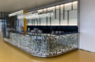 Skleněný bar na míru v areálu nemocnice