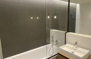 Malá koupelna? To chce sprchový kout na míru, nebo vanu se zástěnou. A velké zrcadlo.