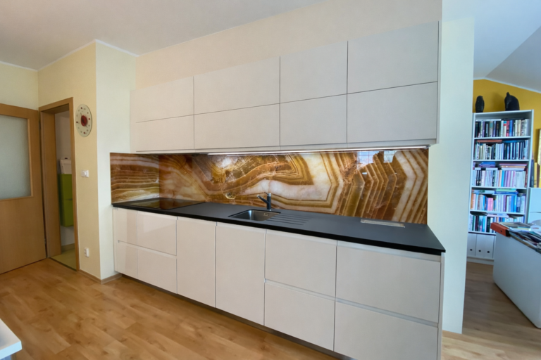 skleněný obklad vzhled onyxu