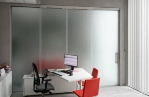 Jak řešit soukromí v kancelářích: skleněné příčky do open space