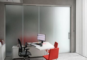 Teleskopická skleněná příčka