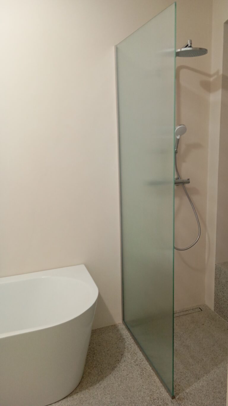 sprchová zástěna - ornamentní sklo