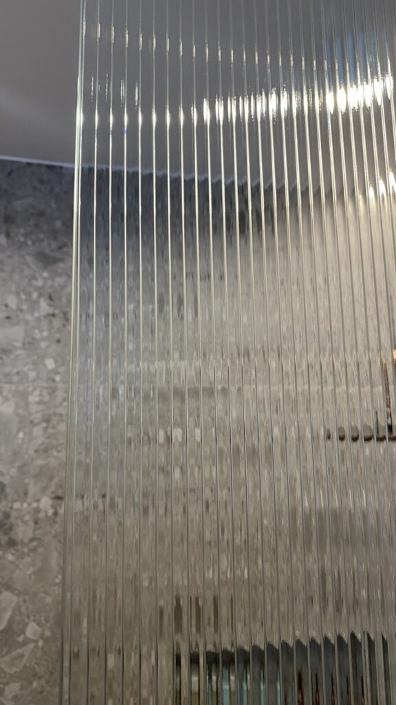 Ornamentní sklo s vertikální linií