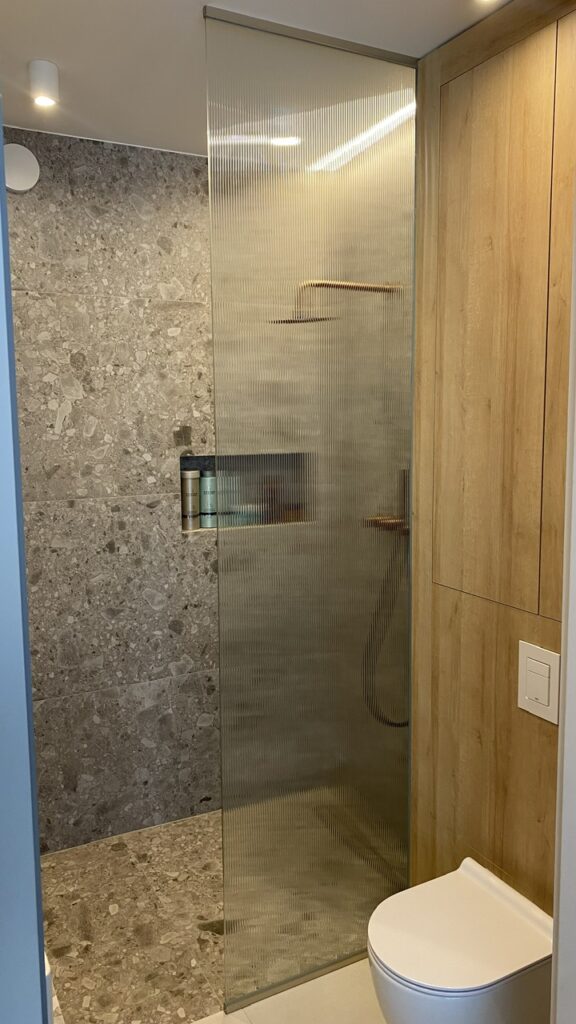 Příčka z ornamentního skla WC