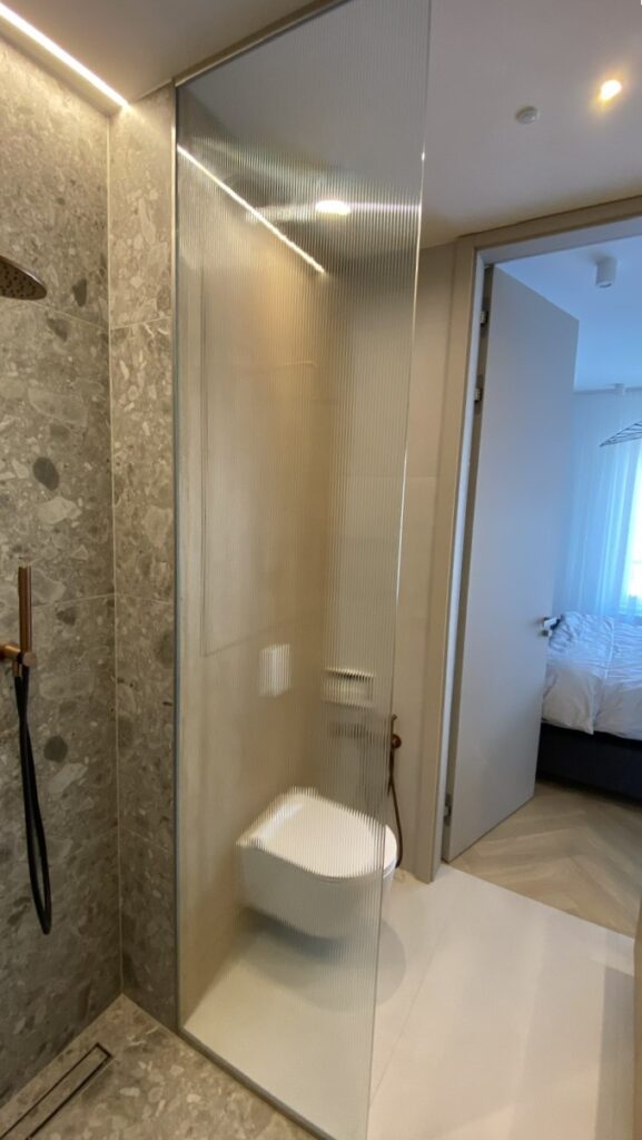 Zástěna z ornamentního skla