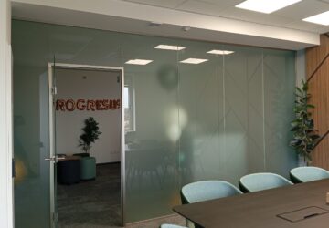 Skleněná příčka se dveřmi