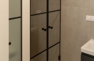 Černá barva v koupelně je IN