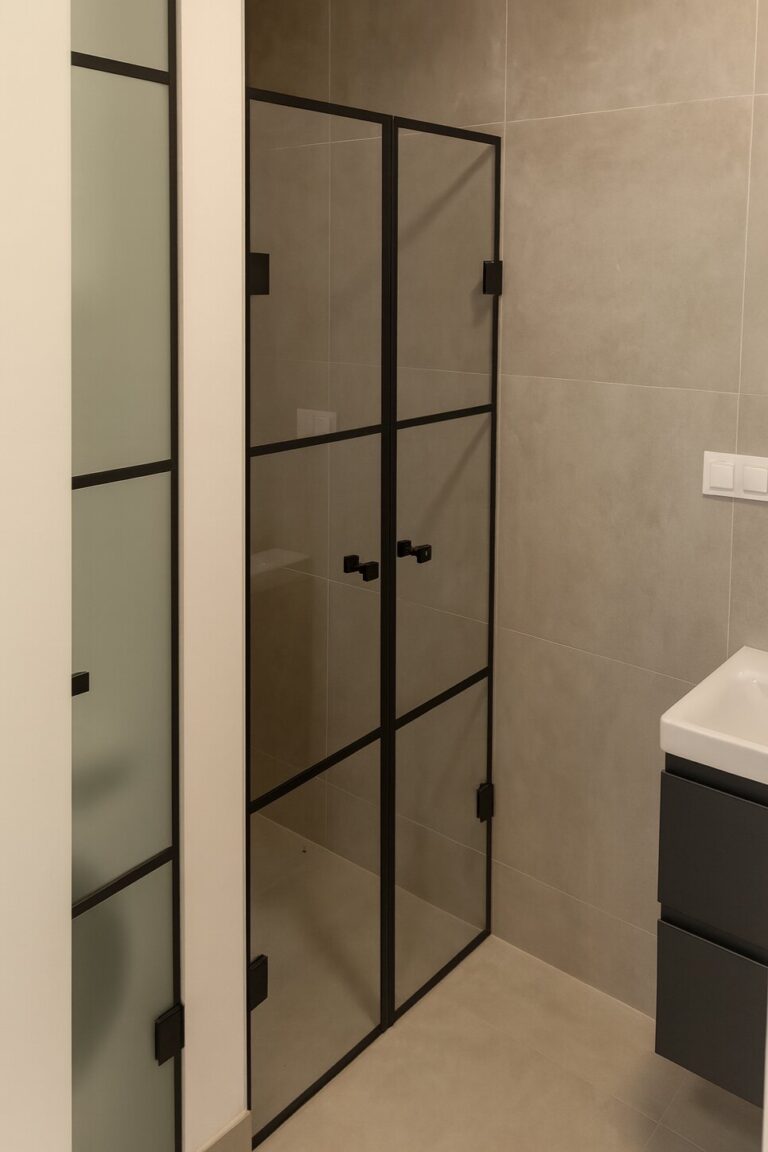 Sprchová zástěna na míru černá