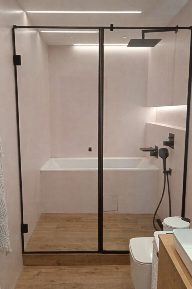 Skleněná zástěna do koupelny s černým rámečkem