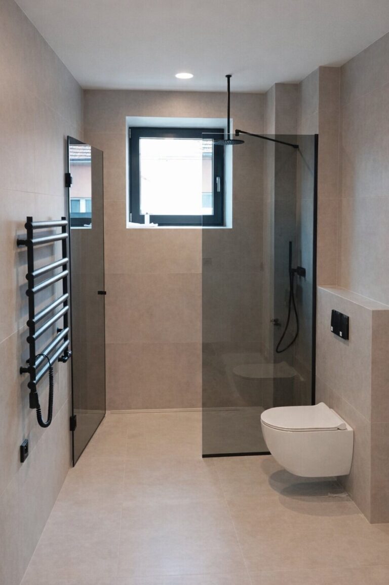 Černá sprchová zástěna s rámečky